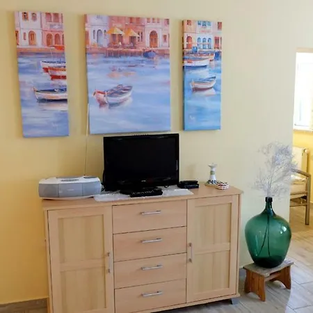 Sylvias Nr6 Souterrain Lejlighed *