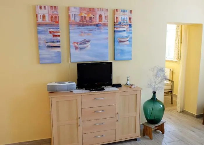 Sylvias Nr6 Souterrain דירה *